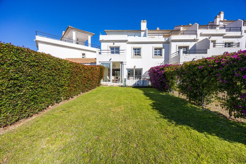 Foto a3419a10-83bd-4de4-b54d-3305d851ef70. Casa aparellada amb calefacció piscina a Chullera Manilva