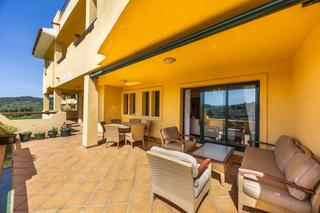Planta baja en Sotogrande Alto. Amplio apartamento de 3 habitaciones con vistas panorámicas al c