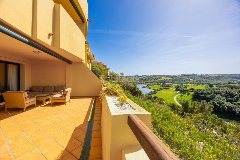 Foto 018f7dab-c540-48af-a5c3-500499f6304b. Planta baja amplio apartamento de 3 habitaciones con vistas panorámicas al campo de golf alto. en Sotogrande