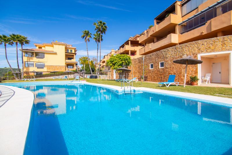 Foto 11627847-e7c2-4e57-8a23-7c1547c92f7d. Planta baja amplio apartamento de 3 habitaciones con vistas panorámicas al campo de golf alto. en Sotogrande