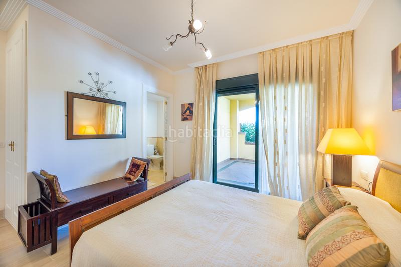 Foto 1aedf4e7-a584-4cfb-8ee1-c9370fbf575d. Planta baja amplio apartamento de 3 habitaciones con vistas panorámicas al campo de golf alto. en Sotogrande