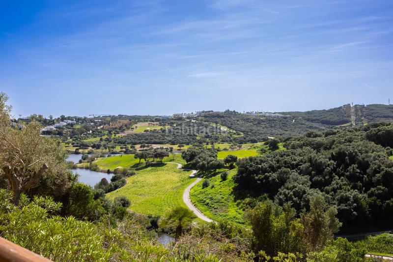 Foto 1c4755e9-346b-47e0-bd0a-935916f8a6c3. Planta baja amplio apartamento de 3 habitaciones con vistas panorámicas al campo de golf alto. en Sotogrande