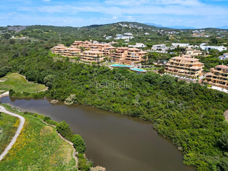 Foto 296c71d6-b207-437c-bbd8-5f6f7401f58f. Planta baja amplio apartamento de 3 habitaciones con vistas panorámicas al campo de golf alto. en Sotogrande