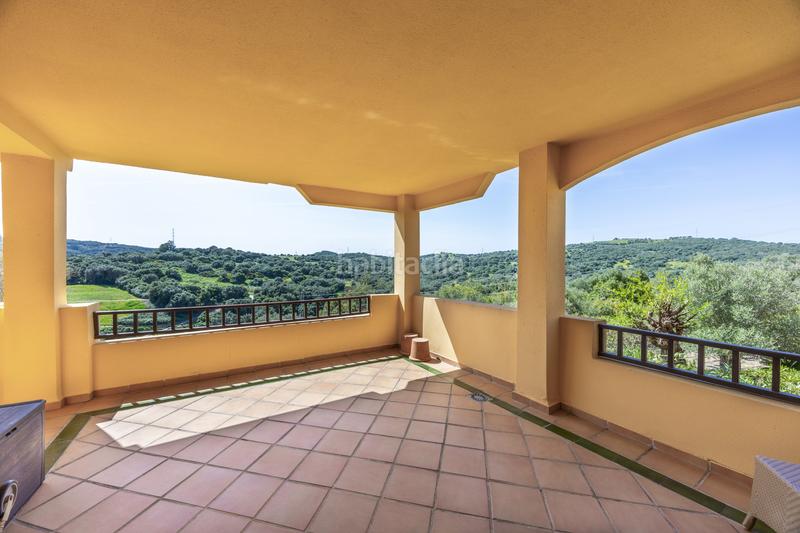 Foto 2b85536a-83da-4d48-aee0-695d1b1fba3d. Planta baja amplio apartamento de 3 habitaciones con vistas panorámicas al campo de golf alto. en Sotogrande