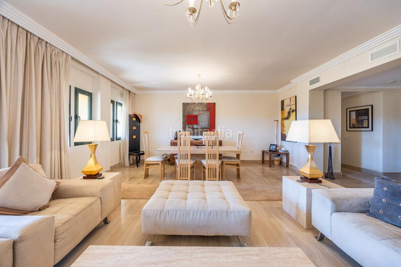 Foto 3ef02f0d-1b98-44bb-a709-d3f6468c1936. Planta baja amplio apartamento de 3 habitaciones con vistas panorámicas al campo de golf alto. en Sotogrande