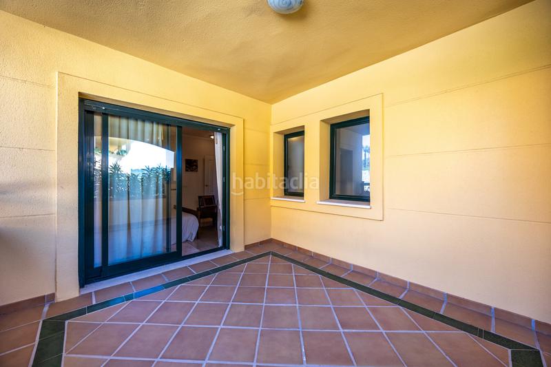 Foto 43b76670-8a31-4f92-8b59-1bb42d5c676e. Planta baja amplio apartamento de 3 habitaciones con vistas panorámicas al campo de golf alto. en Sotogrande