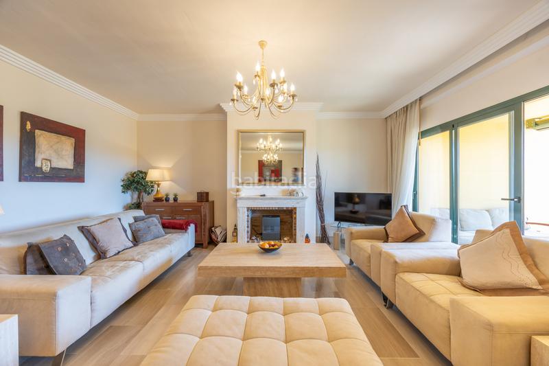 Foto 5cf2206e-5e99-4f6e-80ca-bb5c1141bc48. Planta baja amplio apartamento de 3 habitaciones con vistas panorámicas al campo de golf alto. en Sotogrande