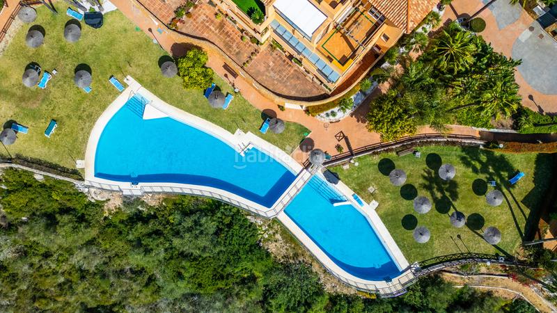 Foto 64a74bd2-3720-4d34-9188-9c6f15dcd096. Planta baja amplio apartamento de 3 habitaciones con vistas panorámicas al campo de golf alto. en Sotogrande
