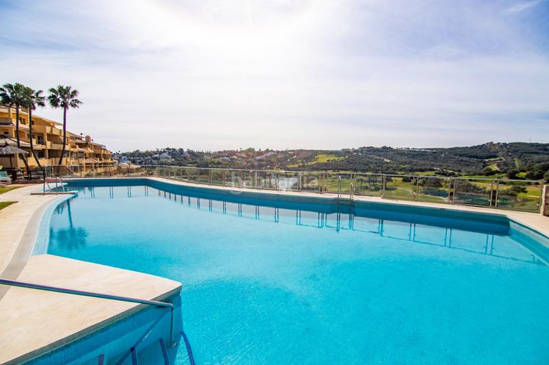 Foto 73a9c124-74cc-4455-8be7-a917d20a9764. Planta baja amplio apartamento de 3 habitaciones con vistas panorámicas al campo de golf alto. en Sotogrande