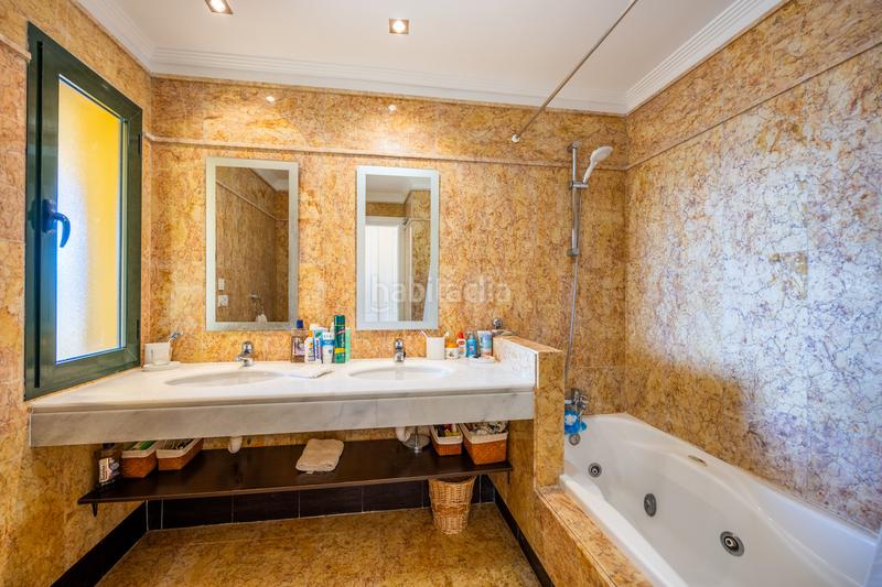 Foto 7d80177b-3077-457f-baee-4345e74c5357. Planta baja amplio apartamento de 3 habitaciones con vistas panorámicas al campo de golf alto. en Sotogrande