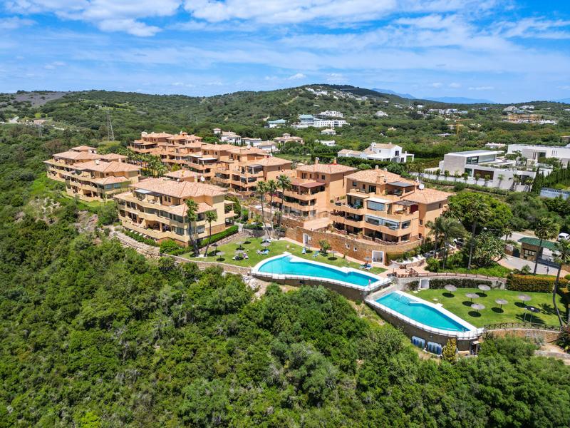 Foto 8329a5d5-898b-4fa2-9c66-cc1ab423ca16. Planta baja amplio apartamento de 3 habitaciones con vistas panorámicas al campo de golf alto. en Sotogrande
