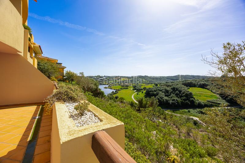 Foto 91957c88-0c0d-4d53-9fa8-d768ff3a549e. Planta baja amplio apartamento de 3 habitaciones con vistas panorámicas al campo de golf alto. en Sotogrande