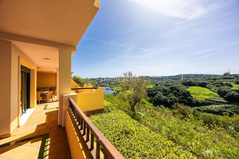 Foto 99457d19-b19b-4e43-bd18-1947c90306ca. Planta baja amplio apartamento de 3 habitaciones con vistas panorámicas al campo de golf alto. en Sotogrande