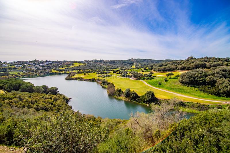 Foto bc14490c-bd50-4c5b-a090-5d55c0e6452f. Planta baja amplio apartamento de 3 habitaciones con vistas panorámicas al campo de golf alto. en Sotogrande