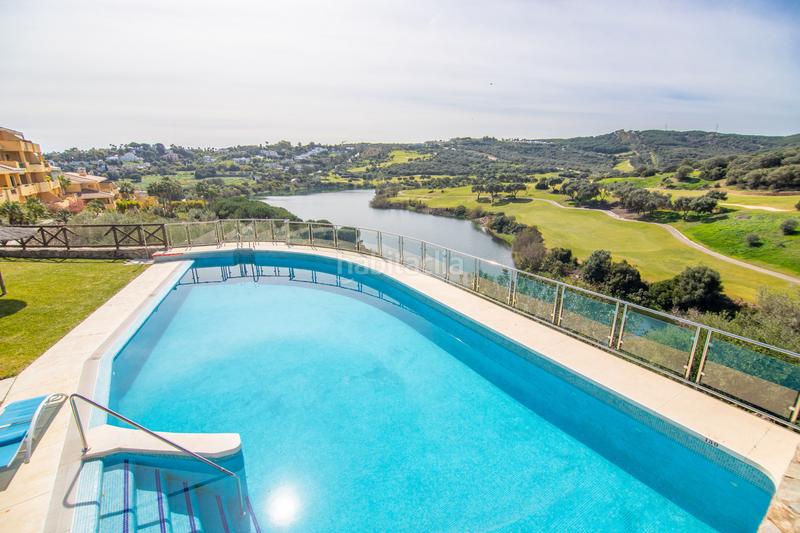 Foto d1c60509-893c-41a8-9c90-e09bb1c82809. Planta baja amplio apartamento de 3 habitaciones con vistas panorámicas al campo de golf alto. en Sotogrande