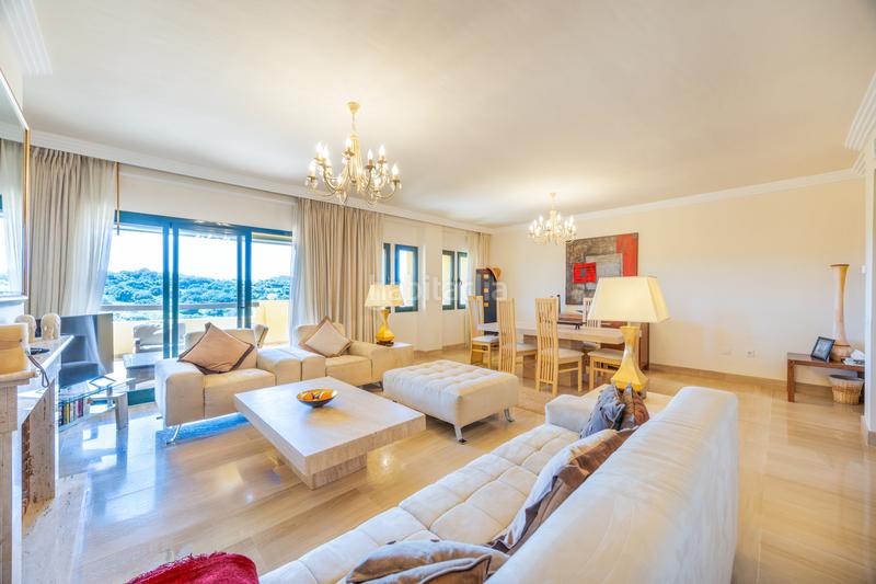 Foto d8b3d06c-8f9a-49d4-a275-1518f2d59cba. Planta baja amplio apartamento de 3 habitaciones con vistas panorámicas al campo de golf alto. en Sotogrande