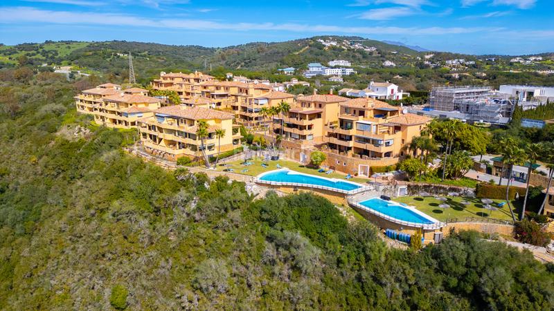 Foto da144902-f4f1-4cd9-b66d-e6289b64d3f7. Planta baja amplio apartamento de 3 habitaciones con vistas panorámicas al campo de golf alto. en Sotogrande