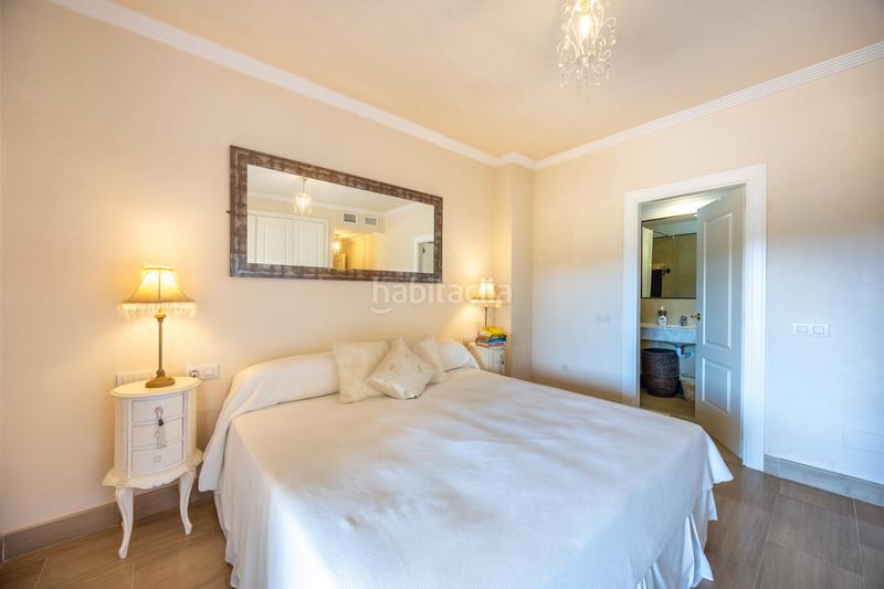 Foto e3e093ce-0163-4216-b8d9-e8ea9584fad0. Planta baja amplio apartamento de 3 habitaciones con vistas panorámicas al campo de golf alto. en Sotogrande