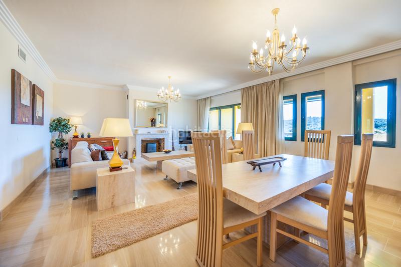Foto e3fe535d-3ce3-407c-9df1-7a00a5914d15. Planta baja amplio apartamento de 3 habitaciones con vistas panorámicas al campo de golf alto. en Sotogrande