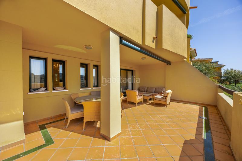 Foto f0793b7d-e466-406f-8a04-07c939a29b76. Planta baja amplio apartamento de 3 habitaciones con vistas panorámicas al campo de golf alto. en Sotogrande