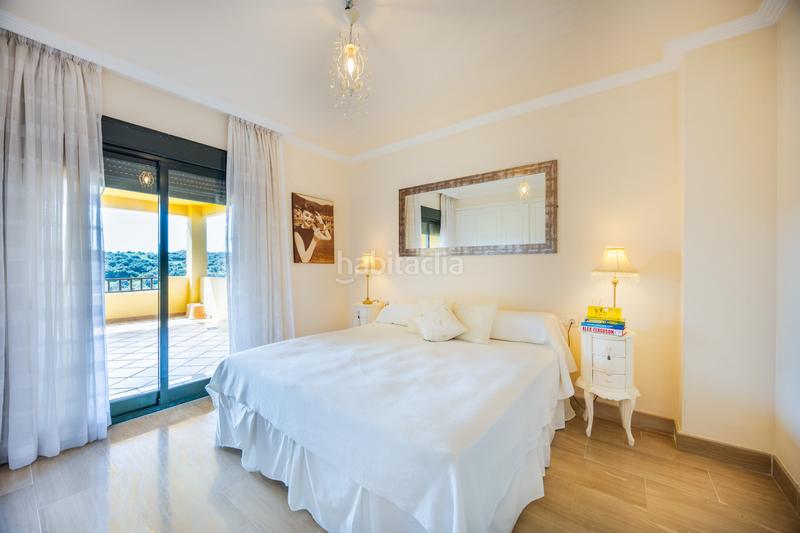 Foto f2fac66c-835b-4fe6-bb54-385e86909b33. Planta baja amplio apartamento de 3 habitaciones con vistas panorámicas al campo de golf alto. en Sotogrande