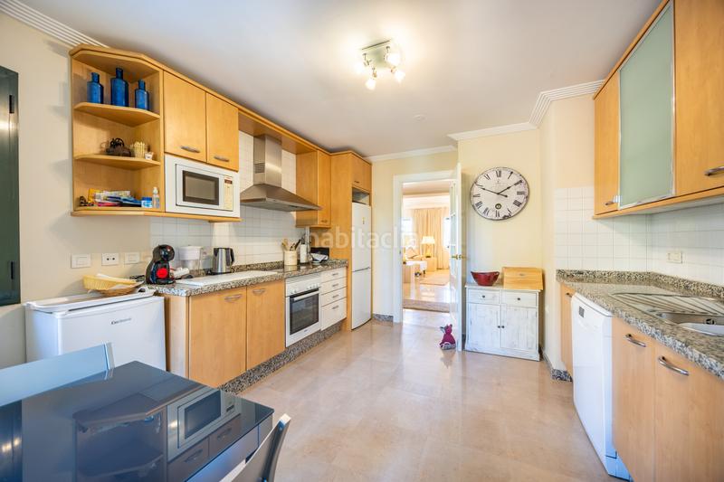 Foto fca0ce77-c99a-42e3-add7-552e329a75a8. Planta baja amplio apartamento de 3 habitaciones con vistas panorámicas al campo de golf alto. en Sotogrande