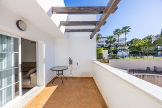 Apartment in La Alcaidesa. Apartamento muy luminoso de 3 habitaciones, terraza, piscina com