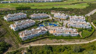 Apartament en La Alcaidesa. Apartamento muy luminoso de 3 habitaciones, terraza, piscina com