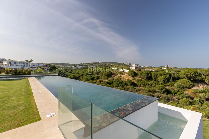 Foto 5f9b414a-ad2a-429a-8bcd-85fbca8f2012. Haus mit heizung parking pool in Sotogrande alto Sotogrande