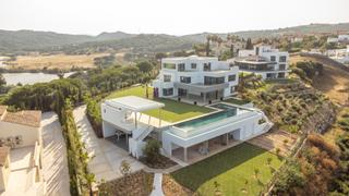Casa a Sotogrande Alto. Imponente villa de estilo contemporáneo y elegante en zona g