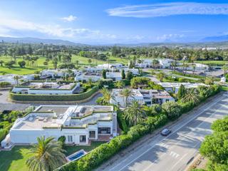 Casa a Sotogrande Costa. Casa singular en venta junto al real club de golf y la playa