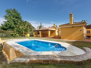 Maison à Sotogrande Costa. Magnífica y cómoda villa de 3 habitaciones y de una planta en so
