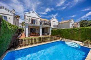 Casa aparellada a La Alcaidesa. Chalet pareado reformado con piscina privada en alcaidesa