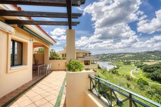 Attique à Sotogrande Alto. Apartamento ático de 2 habitaciones con vistas al golf en sotogr