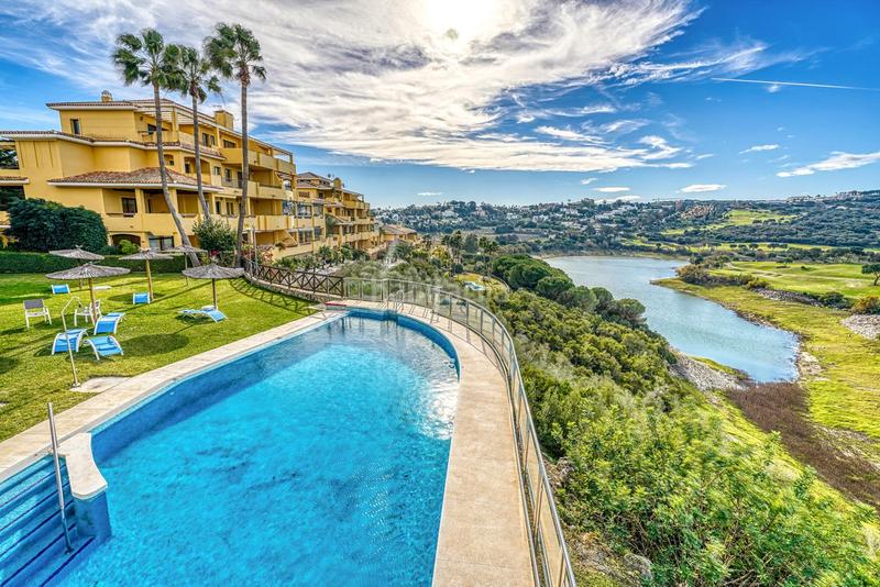 Foto 5258ac74-5900-44e7-827d-5ad3fc8afe16. Ático apartamento ático de 2 habitaciones con vistas al golf alto en Sotogrande