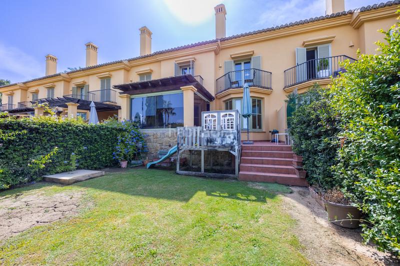 Foto e5b63c9a-58a5-4d7a-85ad-ec4062d22df9. Casa adosada  en 1 línea de golf en Sotogrande alto Sotogrande
