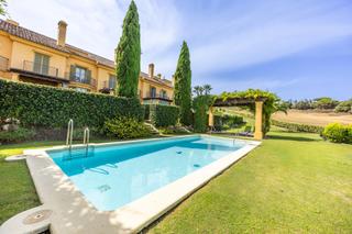 Casa pareada en Sotogrande Alto. Casa pareada en 1 línea de golf