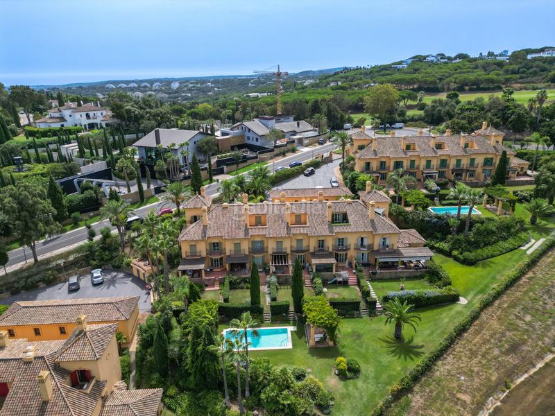 Foto 07fd59f8-fbcd-4c4e-b98e-8dfe233e6b09. Casa a schiera con parcheggio piscina in Sotogrande alto Sotogrande
