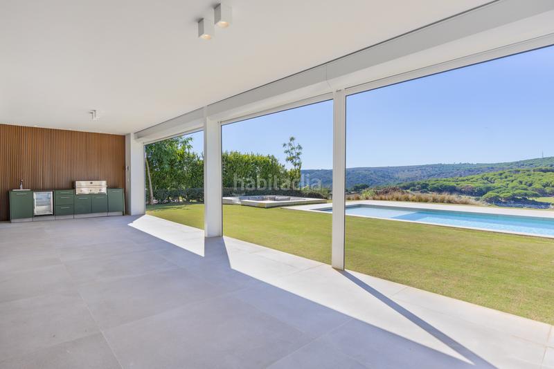 Foto f6cfb56a-70cc-465d-b45e-5c9b5e8d1f6a. Casa amb aparcament piscina a Sotogrande alto Sotogrande