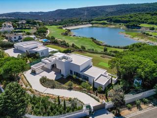 Maison à Sotogrande Alto. Villa de estilo contemporáneo con increíbles vistas al lago y al