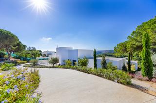 Maison à Sotogrande Alto. Villa de estilo contemporáneo con increíbles vistas al lago y al