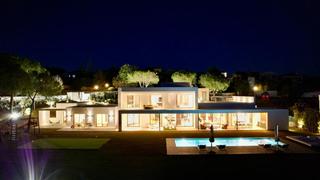 Haus in Sotogrande Alto. Villa de estilo contemporáneo con increíbles vistas al lago y al