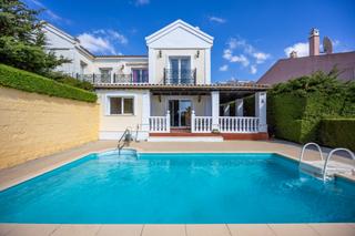 Casa bifamiliare in La Alcaidesa. Casa pareada con piscina privada y vistas al mar en la alcaidesa