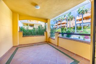 Rez-de-chaussée à Sotogrande Alto. Amplio apartamento de 3 habitaciones con vistas panorámicas al c