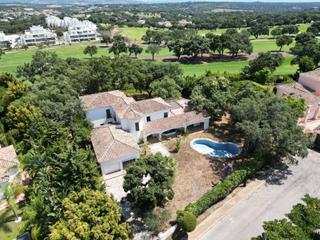 Casa en Sotogrande Alto. Villa en primera línea de golf en san roque club