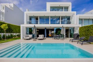 Towny house in Sotogrande Alto. Exclusiva casa pareada en primera línea de golf. la reserva de s