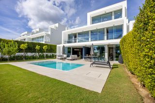 Casa aparellada en Sotogrande Alto. Exclusiva casa pareada en primera l�nea de golf. la reserva de s
