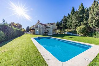 Casa en Sotogrande Costa. Villa en sotogrande costa con 6 amplias habitaciones y amplio ja