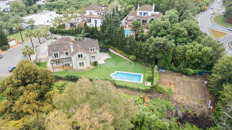 Foto 0c2632f6-171c-4034-af93-8a7ded15aa35. Casa amb aparcament piscina a Sotogrande costa Sotogrande