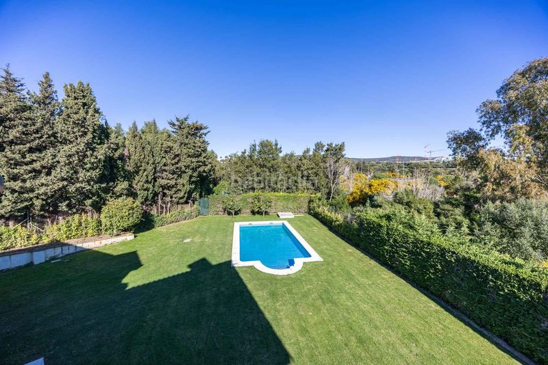 Foto 60bbc3fd-f21f-4112-9cd1-7a5294643f26. Casa amb aparcament piscina a Sotogrande costa Sotogrande